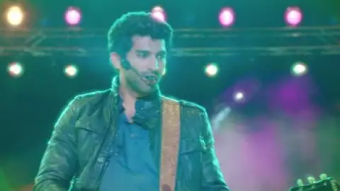 Still 1 of Aashiqui 2 (2013) BluRay [Hindi DD5.1] 1080p 720p & 480p [x264]
