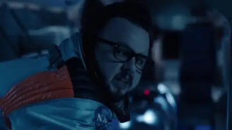 Still 6 of Moonfall (2022) BluRay [Hindi (DD2.0) & English] 1080p 720p & 480p Dual Audio [x264/10Bit-HEVC]