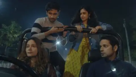 Still 4 of Akkad Bakkad Rafu Chakkar (Season 1) WEB-DL [Hindi DD5.1] 1080p 720p & 480p x264/ESubs HD | ALL Episodes [Prime Series]