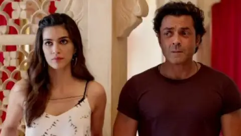 Still 5 of Housefull 4 (2019) WEB-DL [Hindi DD5.1] 1080p 720p & 480p [x264/HEVC]