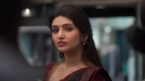 Still 2 of Mass Jathara (2025) DS4K WEB-DL [Hindi (DD5.1) & Telugu] 4K 1080p 720p & 480p Dual Audio [x264/10Bit-HEVC]
