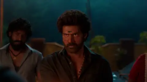 Still 5 of Mass Jathara (2025) [Hindi – HQ/Studio Dub] DS4K WEB-DL 4K 1080p 720p 480p [x264/HEVC] HD | [Without-ADs]