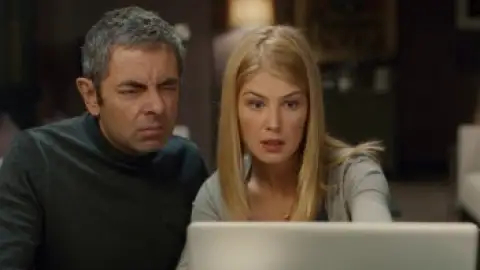 Still 5 of Johnny English Reborn (2011) BluRay [Hindi (ORG 5.1) & English] 1080p 720p & 480p [x264/10Bit-HEVC]