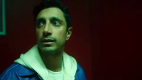 Still 5 of Bait (Season 1) WEB-DL [Hindi (DD5.1) & English] 4K 1080p 720p & 480p Dual Audio [x264/ESubs] | AMZN Series