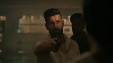 Still 5 of Veera Dheera Sooran: Part 2 (2025) WEB-DL [Hindi (DD5.1) & Tamil] 4K 1080p 720p & 480p Dual Audio [x264/10Bit-HEVC]