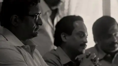 Still 2 of Thackeray (2019) WEB-DL [Hindi DD5.1] 1080p 720p & 480p [x264/HEVC]