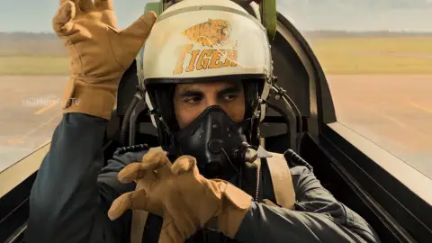 Still 10 of Sky Force (2025) DS4K WEB-DL [Hindi DD5.1] 4K 1080p 720p & 480p [x264/HEVC] | [Exclusive By ]