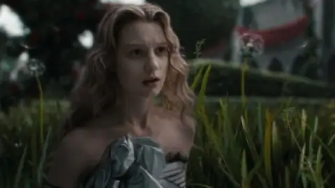 Still 4 of Alice in Wonderland (2010) BluRay [Hindi (ORG 2.0) & English] 1080p 720p & 480p Dual Audio [x264/10Bit-HEVC]