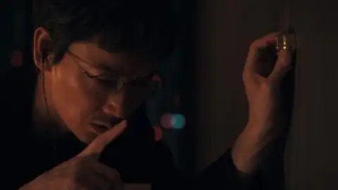 Still 4 of Tokyo Swindlers (Season 1) WEB-DL [Hindi (ORG 5.1) & English] 1080p 720p & 480p [x264/VP9] | [ALL Episodes] | NF Series