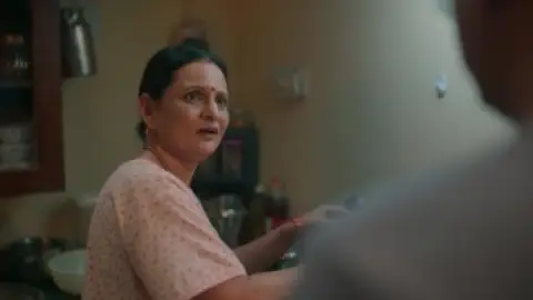 Still 6 of Gullak (Season 5) DS4K WEB-DL [Hindi DD5.1] 4K 1080p 720p & 480p [x264/HEVC] HD | [SonyLiv Series] [EP-07 Added]