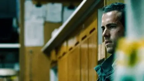 Still 1 of Safe House (2012) BluRay [Hindi (ORG 5.1) + English] 1080p 720p & 480p Dual Audio [x264/ESubs]