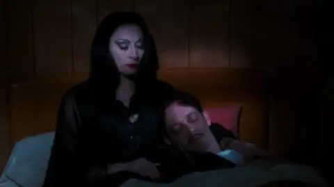 Still 5 of The Addams Family (1991) EXTENDED BluRay [Hindi (ORG 2.0) & English] 4K 1080p 720p & 480p Dual Audio [x264/10Bit-HEVC]