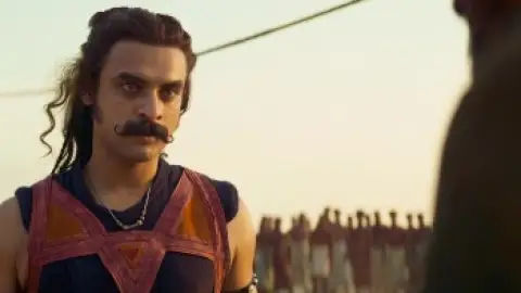Still 2 of A.R.M (2024) DS4K WEB-DL [Hindi (DD5.1) & Malayalam] 4K 1080p 720p & 480p Dual Audio [x264/HEVC] | [ARM]