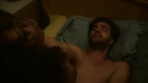Still 6 of Behind Her Eyes (Season 1) WEB-DL Dual Audio [Hindi DD5.1 & English] 720p / 480p / 10Bit HEVC [ALL Episodes] | NF Series