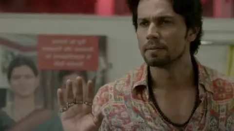 Still 1 of Laal Rang (2016) WEB-DL [Hindi DD2.0] 1080p 720p & 480p [x264/HEVC]
