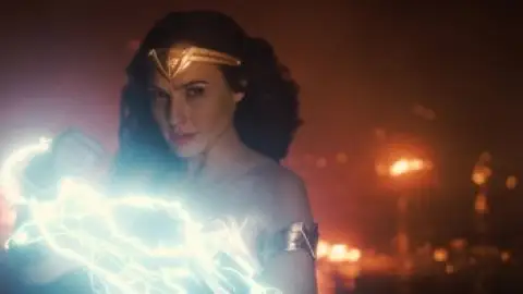 Still 8 of Wonder Woman (2017) BluRay [Hindi (ORG 2.0) + English] 4K 1080p 720p & 480p Dual Audio [x264/10Bit-HEVC]