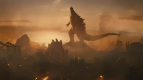 Still 8 of Godzilla: King of the Monsters (2019) BluRay [Hindi (ORG 5.1) + English] 4K 1080p 720p & 480p Dual Audio [x264/10Bit-HEVC]
