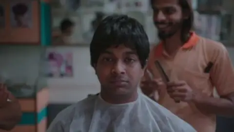 Still 6 of Gullak (Season 3) WEB-DL Hindi [DD2.0] 1080p 720p & 480p x264 | SonyLiv Series