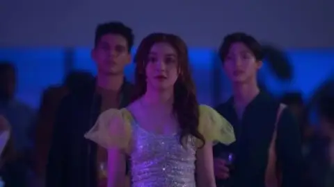 Still 6 of XO Kitty (Season 2) WEB-DL [Hindi (ORG 5.1) & English] 1080p 720p & 480p x264 Dual Audio DD5.1 | NF Series