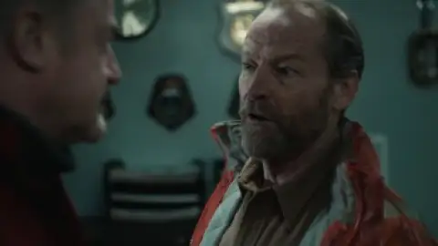 Still 4 of The Rig (Season 1) WEB-DL [Hindi (ORG 5.1) & English] Dual Audio 1080p 720p & 480p x264 DD5.1 | PrimeVideo Series