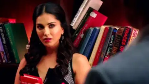 Still 2 of Ek Paheli Leela (2015) WEB-DL [Hindi DD5.1] 1080p 720p & 480p [x264/ESubs]