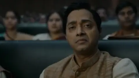 Still 4 of Emergency (2025) WEB-DL [Hindi DD5.1] 4K 1080p 720p & 480p [x264/HEVC] | [NF]