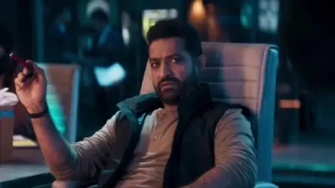 Still 5 of War 2 (2025) DS4K WEB-DL [Hindi DD5.1] 4K 1080p 720p & 480p [x264/HEVC]