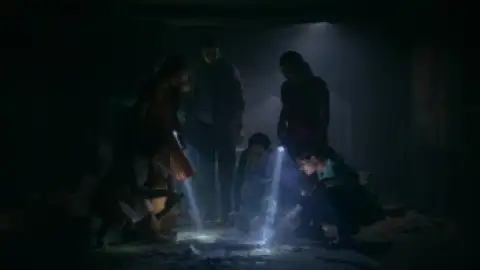 Still 6 of Suzhal – The Vortex (Season 2) WEB-DL [Hindi (ORG 5.1) & Tamil] 1080p 720p & 480p [x264/HEVC] | [ALL Episodes] | PrimeVideo Series