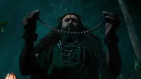 Still 5 of Aranmanai 4 (2024) DS4K WEB-DL [Hindi (DD5.1) & Tamil] 4K 1080p 720p & 480p Dual Audio [x264/HEVC]