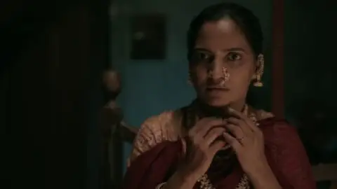 Still 4 of Andhar Maya (Season 1) DS4K WEB-DL [Hindi (DD2.0) & Marathi] 4K 1080p 720p & 480p x264 Dual Audio | ZEE5 Series