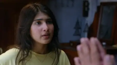 Still 5 of Sarvam Maya (2025) DS4K WEB-DL [Hindi (DD5.1) & Malayalam] 4K 1080p 720p & 480p Dual Audio [x264/10Bit-HEVC]