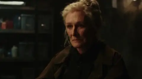 Still 8 of Wake Up Dead Man: A Knives Out Mystery (2025) WEB-DL [Hindi (DD5.1) & English] 4K 1080p 720p & 480p Dual Audio [x264/10Bit-HEVC]