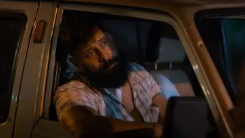 Still 2 of Veera Dheera Sooran: Part 2 (2025) [Hindi – HQ/Studio Dub] WEB-DL 4K 1080p 720p 480p [x264/HEVC] HD