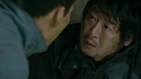 Still 7 of The Thieves (2012) BluRay [Hindi (ORG 2.0) & Korean] 1080p 720p & 480p Dual Audio [x264/10Bit-HEVC]