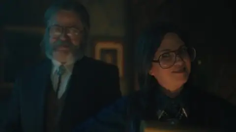 Still 3 of The Umbrella Academy (Season 4) WEB-DL [Hindi (DD5.1) & English] 1080p 720p & 480p [x264/10Bit-HEVC] | [ALL Episodes] | NF Series
