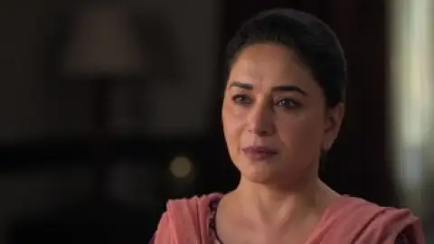 Still 4 of Mrs. Deshpande (Season 1) WEB-DL [Hindi DD5.1] 4K 1080p 720p & 480p [x264/HEVC] HD | ALL Episodes [JioHotStar Series]