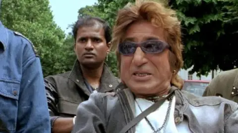 Still 2 of Bhagam Bhag (2006) BluRay [Hindi DD5.1] 1080p 720p & 480p [x264/HEVC]