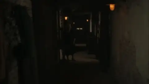 Still 5 of The Invitation (2022) Dual Audio [Hindi (ORG 5.1) + English] WEB-DL 1080p 720p & 480p [x264/HEVC 10bit] DD5.1
