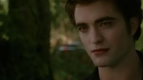 Still 6 of The Twilight Saga: New Moon (2009) BluRay [Hindi (ORG 2.0) & English] 1080p 720p & 480p [x264/10Bit-HEVC]