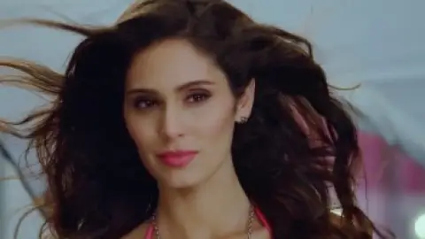 Still 3 of Grand Masti (2013) WEB-DL [Hindi DD2.0] 1080p 720p & 480p [x264/Esubs]