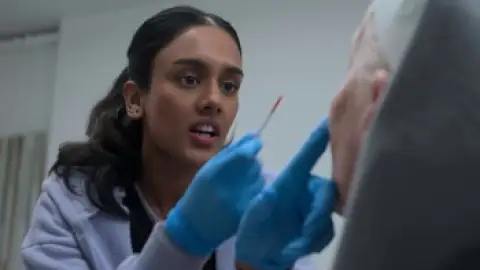 Still 5 of The Pitt (Season 2) WEB-DL [Hindi (DD2.0) & English] 4K 1080p 720p & 480p [x264/ESubs] | HBO Series | ALL EPiSODES