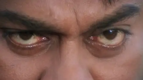 Still 6 of Indra (2002) UNCUT WEB-DL [Hindi (DD2.0) & Telugu] 1080p 720p & 480p Dual Audio [x264/HEVC]