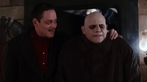Still 2 of The Addams Family (1991) EXTENDED BluRay [Hindi (ORG 2.0) & English] 4K 1080p 720p & 480p Dual Audio [x264/10Bit-HEVC]