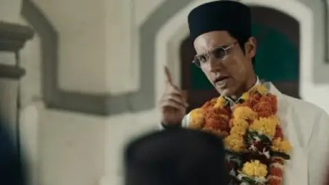 Still 7 of Swatantra Veer Savarkar (2024) WEB-DL [Hindi DD5.1] 4K 1080p 720p & 480p [x264/HEVC]