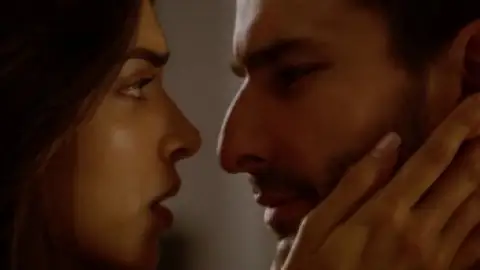 Still 6 of Cocktail (2012) BluRay [Hindi DD5.1] 1080p 720p & 480p [x264/HEVC]